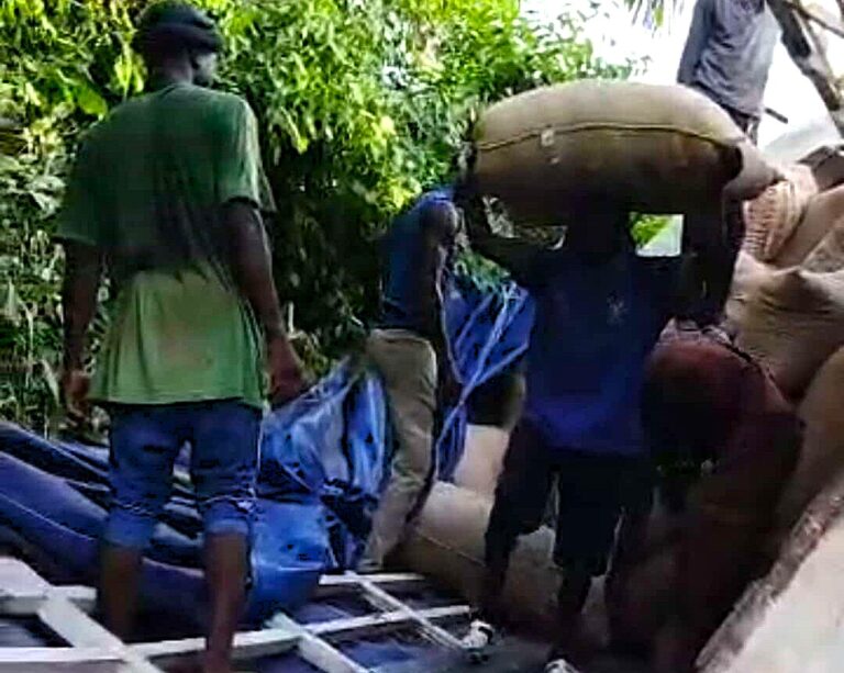 Agboville: Un camion de la SCINPA chargé de cacao se renverse à Gouabo